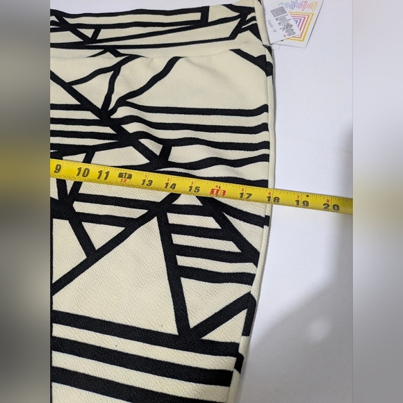 New LuLaRoe Cassie Pencil Stretchy Mini Skirt Size M Color Cream And Black - Picture 3 of 5